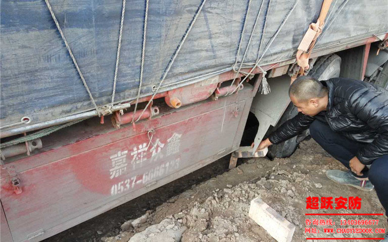 2017年10月24日工地大車陷進泥里，工人師傅們齊心協力***后成功解決問題。